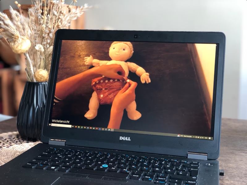 Laptop mit dem gerade laufenden Onlinekurs "Stoffwindel-Schnellstart"